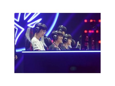 T1 AL에 1세트 역전승으로 원점으로 돌리다